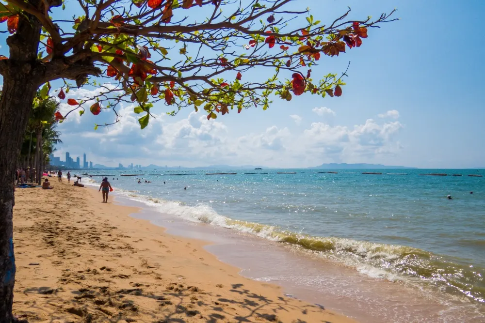 หาดดงตาล พัทยา จุดรวมตัวของชาว LGBTQ+
